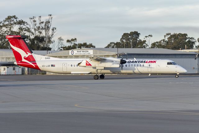 de Havilland Dash 8-400 (VH-LQB) - QantasLink (VH-LQB) Bombardier DHC-8-402Q taxiing at Wagga Wagga Airport.