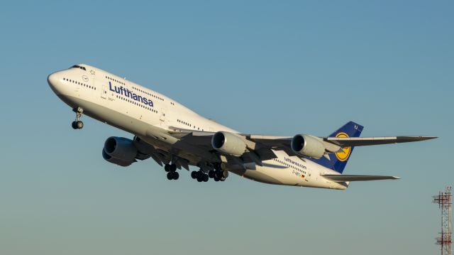 BOEING 747-8 (D-ABYJ) - Lufthansa B747-8 lifting off 33L KIAH