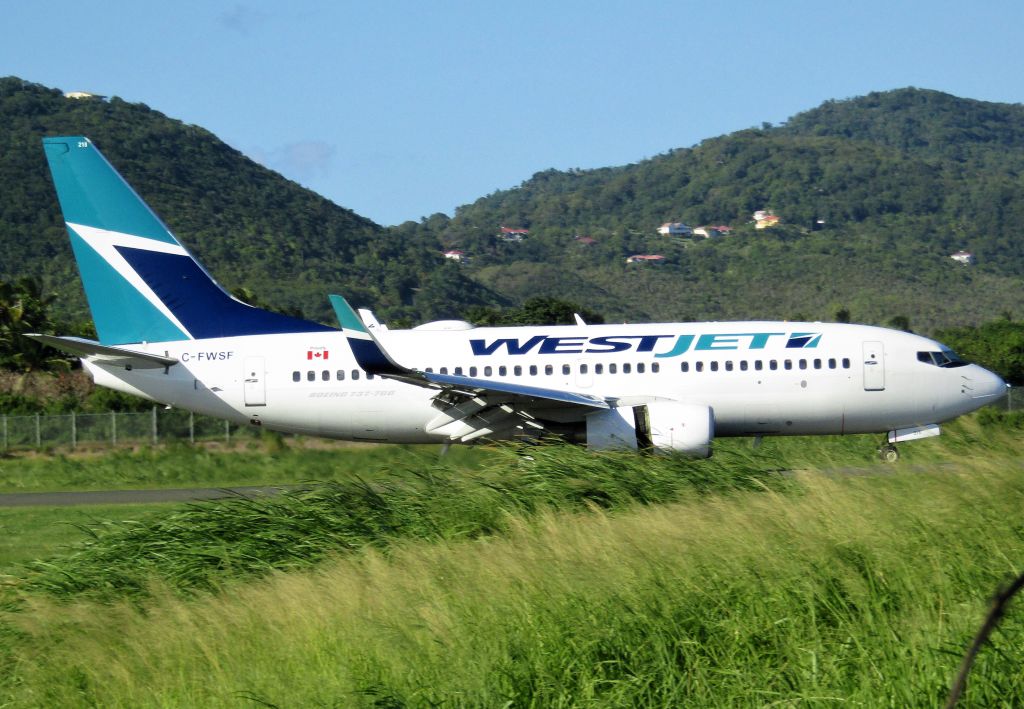 Boeing 737-700 (C-FWSF)