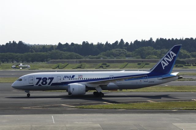 Boeing 787-8 (JA841A) - Taxing at Narita Intl Airport on 2016/05/22br /" Tomodachi Logo "