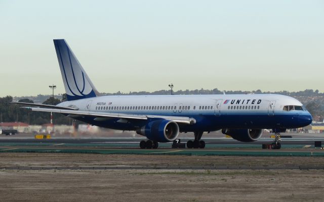 Boeing 757-200 (N527UA) - Haven't seen the Blue Tulip livery on a B752 in a while.