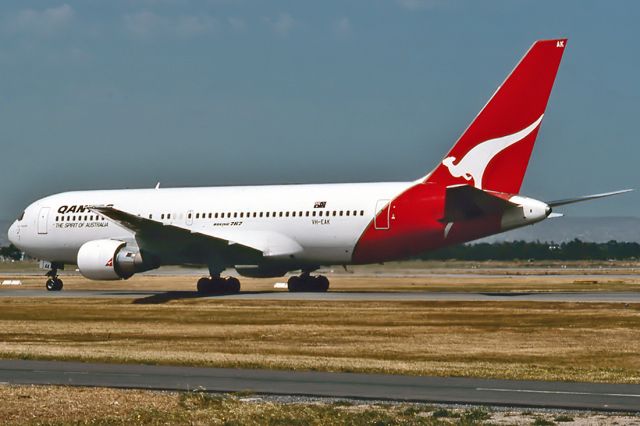 PACIFIC AEROSPACE Cresco (VH-EAK) - QANTAS - BOEING 767-238/ER - REG : VH-EAK (CN 233005/120) - ADELAIDE INTERNATIONAL AIRPORT SA. AUSTRALIA - YPAD 2/10/1089