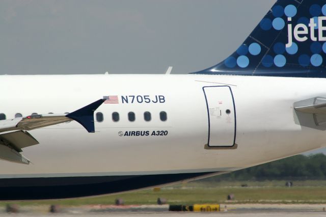 Airbus A320 (N705JB)