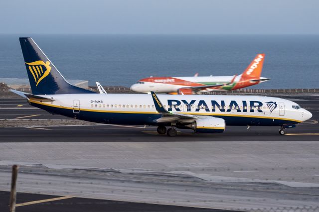 Boeing 737-800 (G-RUKB)