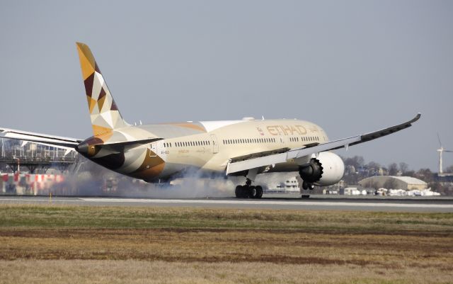 Boeing 787-9 Dreamliner (A6-BLO) - 04R landing 