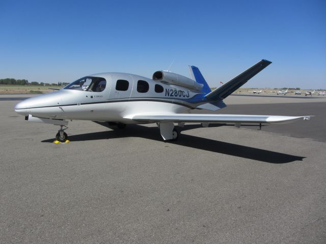 Experimental 200kts (N280CJ) - Fuel Stop at Aero Mark for the new Cirrus Jet