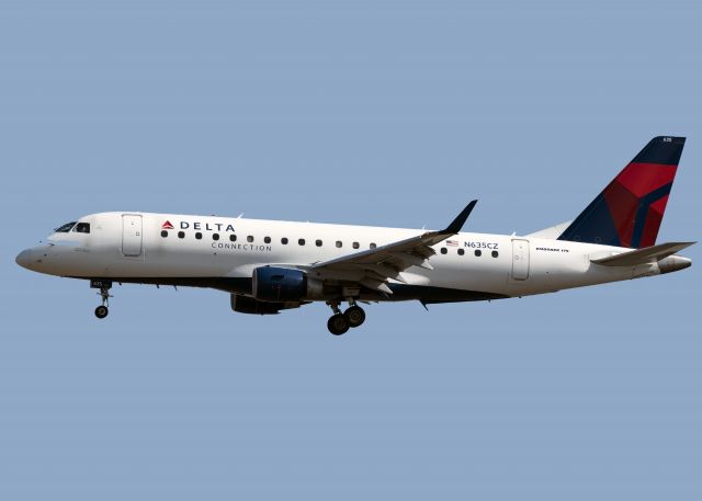 Embraer 175 (N635CZ)