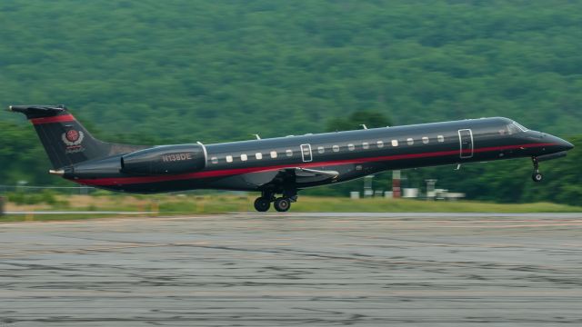 Embraer ERJ-145 (N138DE)