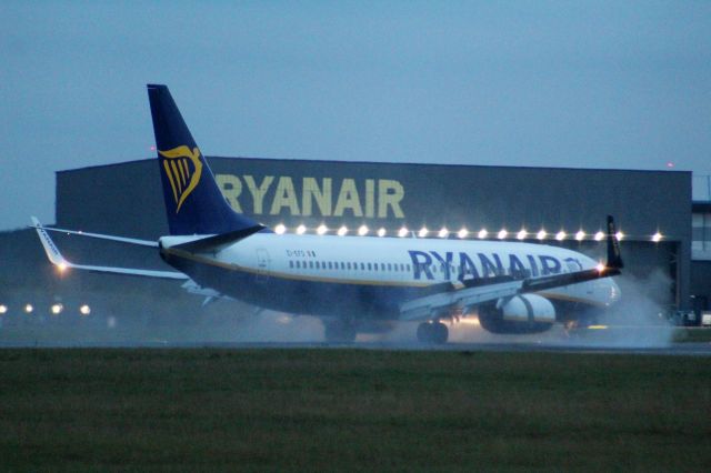 Boeing 737-800 (EI-EFD) -  A Ryanair B737-800 slowing doan after landing at London Stansted Airport.br /br /Location: Blemer road, Stansted.br /Date: 12.10.22 (dd/mm/yy).