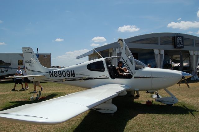 Cirrus SR-22 (N8909M)