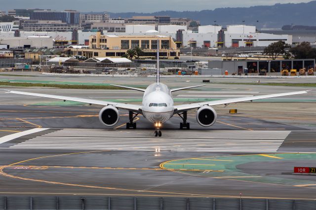 BOEING 777-300ER (N2142U)