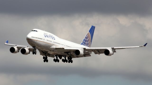 Boeing 747-400 (N177UA) - Short Final To 16R