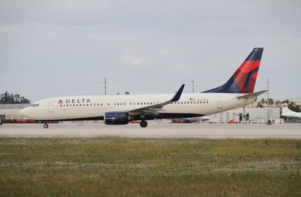 Boeing 737-800 (N377DA)