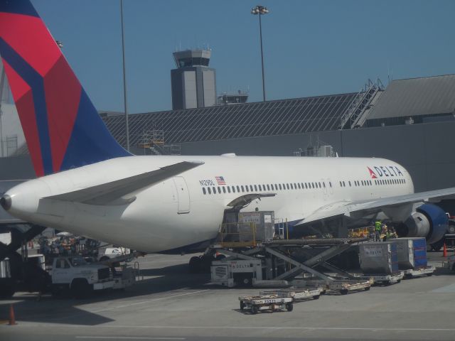 BOEING 767-300 (N129DL)