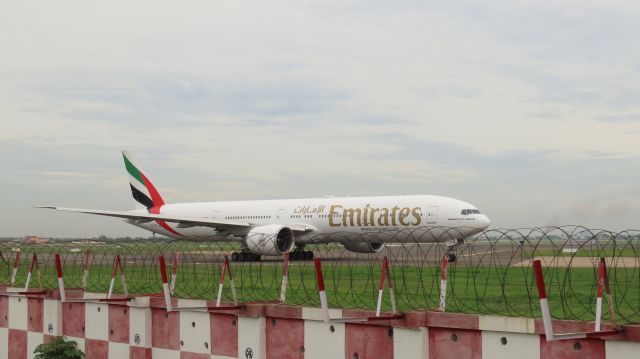 BOEING 777-300ER (A6-EGG) - Taxiing to Runway 25