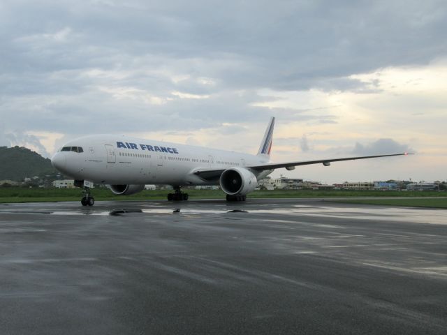 BOEING 777-300 (F-GSQR)