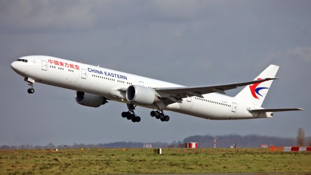 BOEING 777-300 (B-2020) - Take-off North runway.