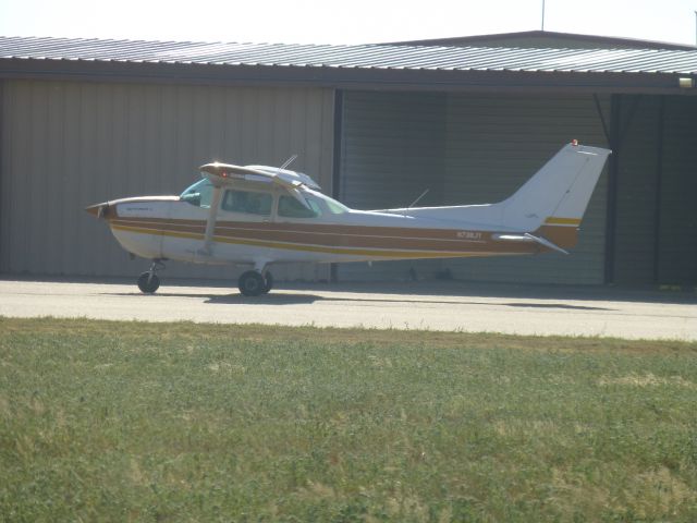 Cessna Skyhawk (N738JY)