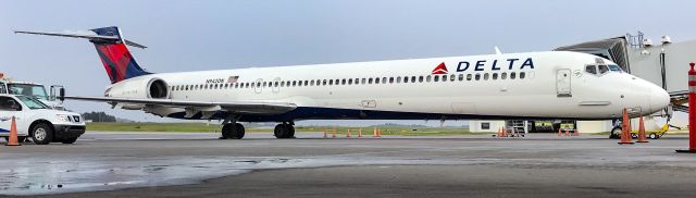 McDonnell Douglas MD-90 (N942DN) - Diversion from PIT.