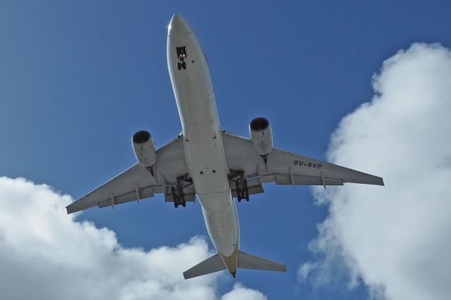 Boeing 777-200 (9V-SVE) - Boeing 777-212(ER) YPPH aproach R24 12/08/17