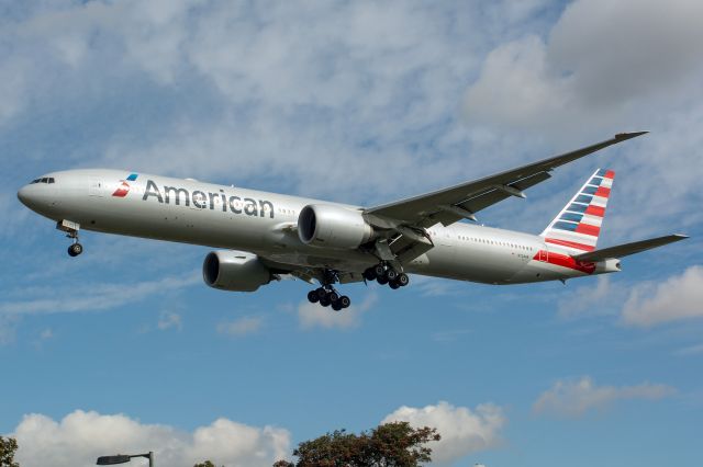 BOEING 777-300 (N724AN)