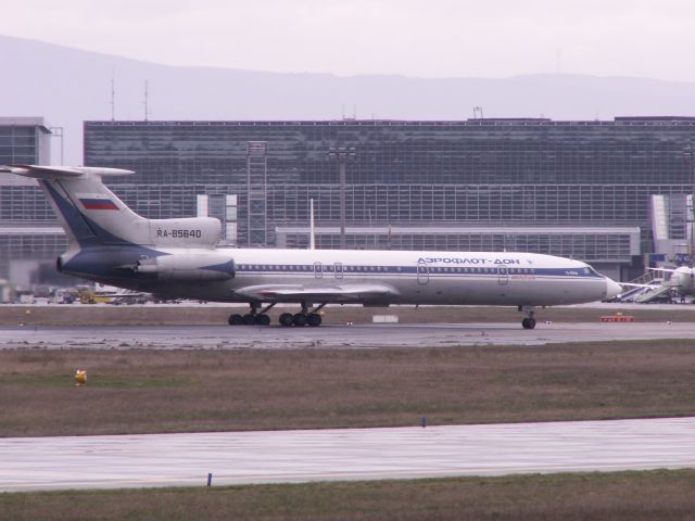 Tupolev Tu-154 (RA-85640) - Das waren noch Zeiten, als auf dem Airport FRA noch die kultigen russischen Typen landen und starten durften ...br /Hier eine Tu-154M der Aeroflot Don mit der Reg RA-85640 beim Taxiing nach der Landung, fotografiert am 01.04.2006.