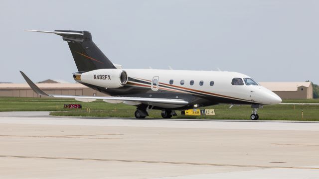 Embraer Legacy 450 (N432FX) - An Embraer Praetor 500 for lexjet taxi's by.