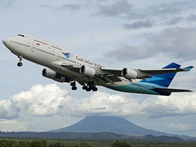 Boeing 747-400 (PK-GSH) - Garuda Indonesia Boeing 747-400 serving hajj from makassar, and rotating off from BTJ Airport