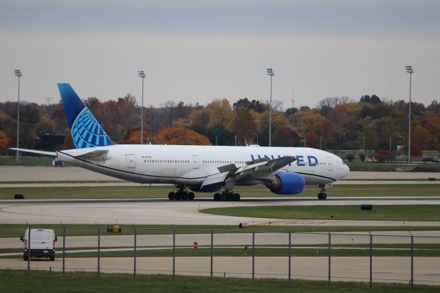 Boeing 777-200 (N213UA) - Classic 777 in United's new livery. NFL Charter.