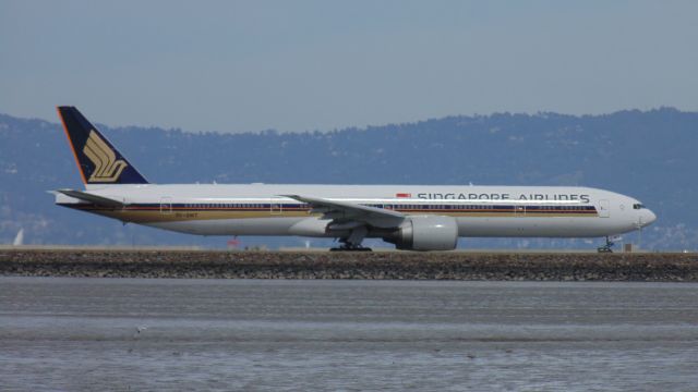 BOEING 777-300 (9V-SWT)