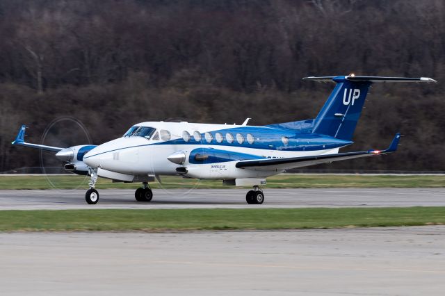 Beechcraft Super King Air 350 (N863UP) - King Air taxiing past Ultimate. 