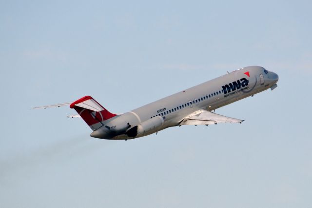 McDonnell Douglas DC-9-40 (N755NW)