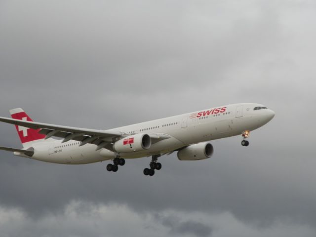 Airbus A330-300 (HB-JHJ) - Swiss Airlines A330-343X.A very elegant livery and aircraft!