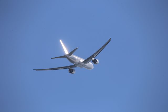 BOEING 777-200LR (N704GT)