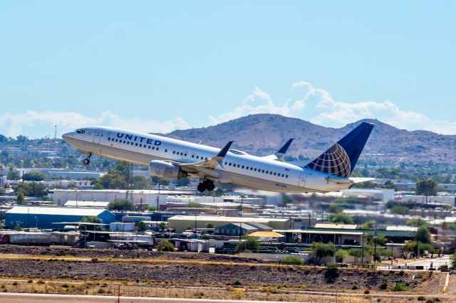 Boeing 737-800 (N17245) - United Airlines 737-800 taking off from PHX on 10/9/22. Taken with a Canon 850D and Rokinon 135mm f/2 manual focus lens.