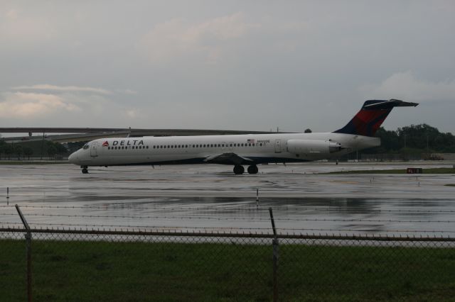 McDonnell Douglas MD-88 (N902DE)