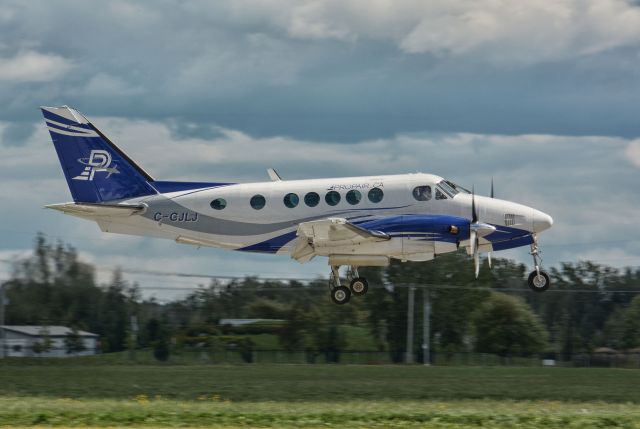 Beechcraft King Air 100 (C-GJLJ) - On final to 24R in CYHU, 30-08-2020