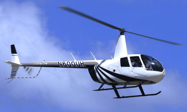 Robinson R-44 (N600UH)