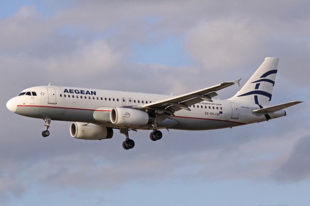 Airbus A320 (SX-DVJ)