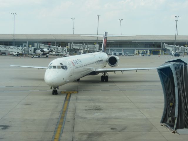 McDonnell Douglas MD-90 (N904DA) - My flight to MSP, a MD90 from Japan