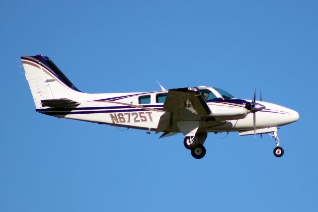 Beechcraft Baron (58) (N6725T) - On final approach for rwy 07 on 23-Oct-14.