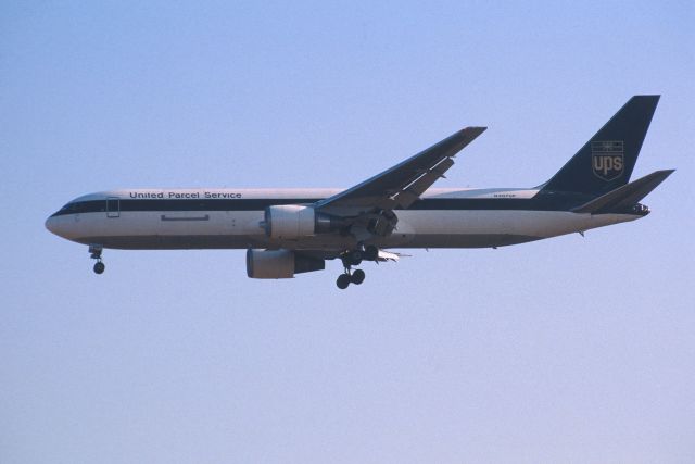 BOEING 767-300 (N307UP) - Final Approach to Narita Intl Airport Rwy34L on 2001/12/26