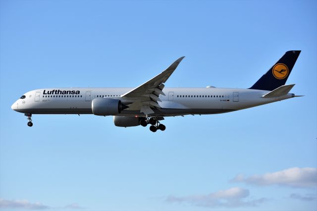 Airbus A350-900 (D-AIXG) - 28-C 04-17-18 First pic of this A350 tail # on the data-base