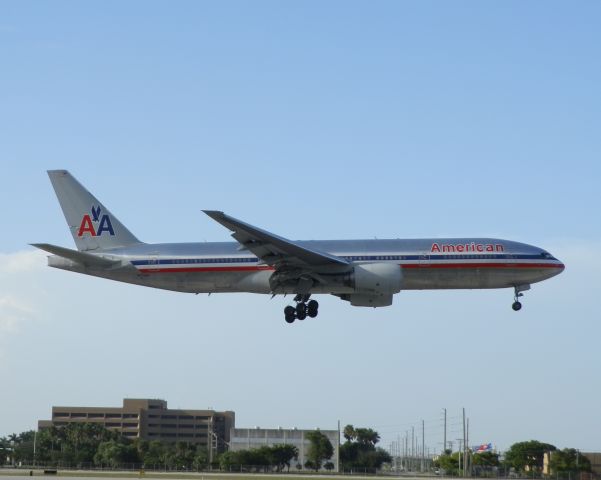 Boeing 777-200 (N779AN)