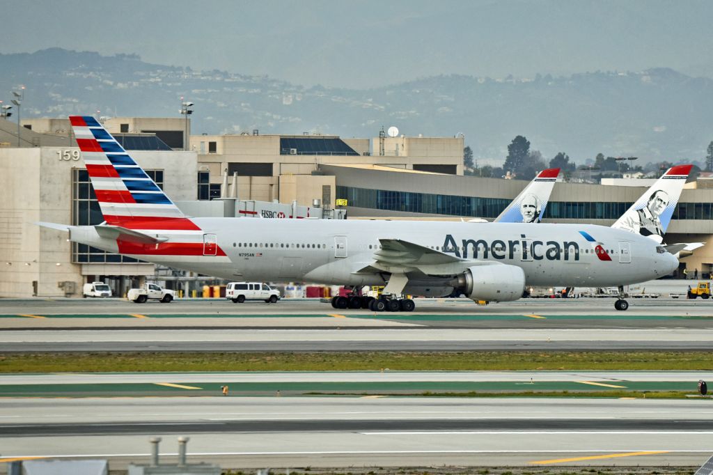 Boeing 777-200 (N795AN)