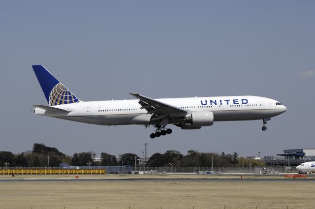 Boeing 777-200 (N783UA) - Final Approach to NRT Airport R/W16R on 2012/04/08