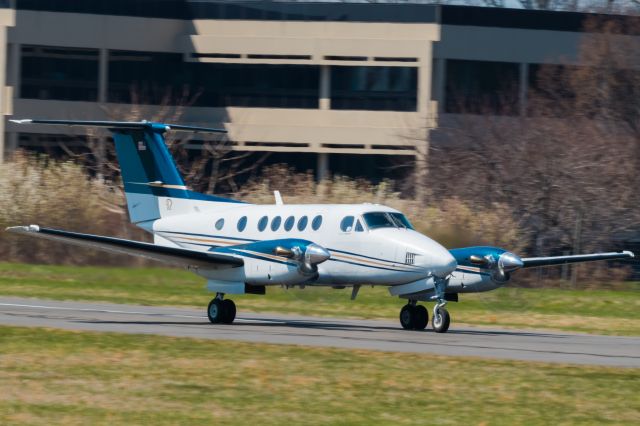 Beechcraft Super King Air 200 (N1850X) - Beechcraft Super King Air 200 N1850X taking off from KLOM (Wings Field)