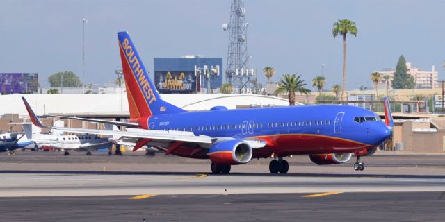 Boeing 737-700 (N8638A) - Phoenix Sky Harbor International Airport rwy 8 09SEP19