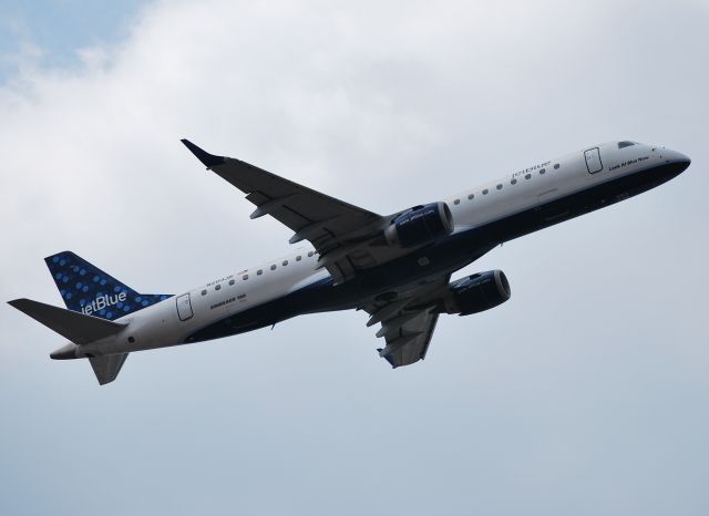 Embraer ERJ-190 (N203JB) - Look At Blue Now Departing 36R - 2/23/10