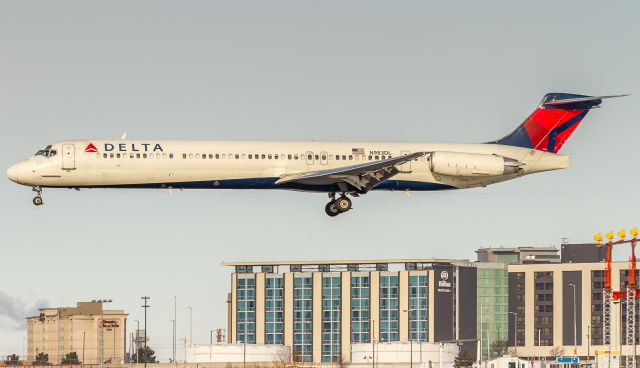 McDonnell Douglas MD-88 (N983DL) - Lots of faces in the windows checking out the snow as this Delta Mad Dog arrives from Atlanta